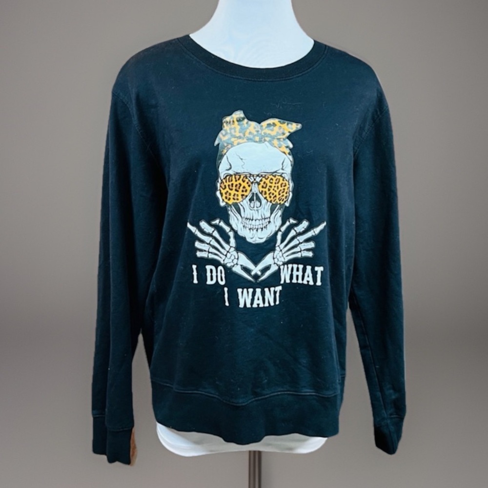 Super fun “I do what I want” Black skull crossbones pull over sweatshirt